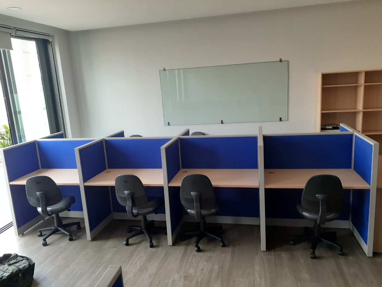 Chọn mẫu cụm bàn làm việc 8 người có vách ngăn đẹp cho văn phòng